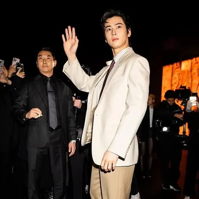 Behind-the-scenes cut of Cha Eunwoo