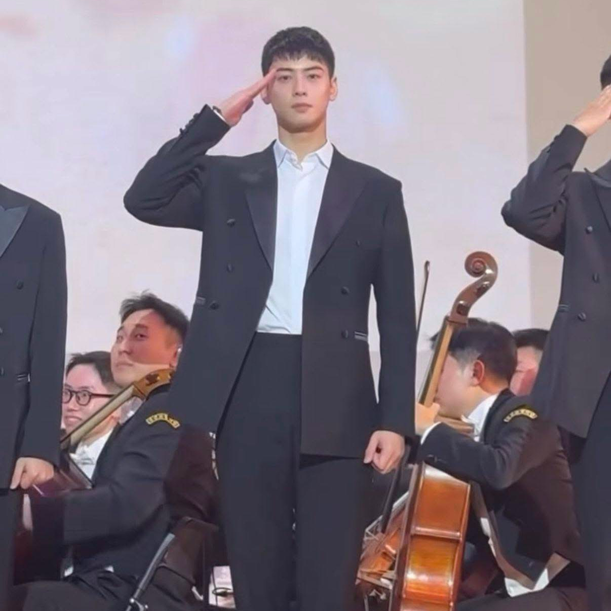 Behind-the-scenes cut of Cha Eunwoo