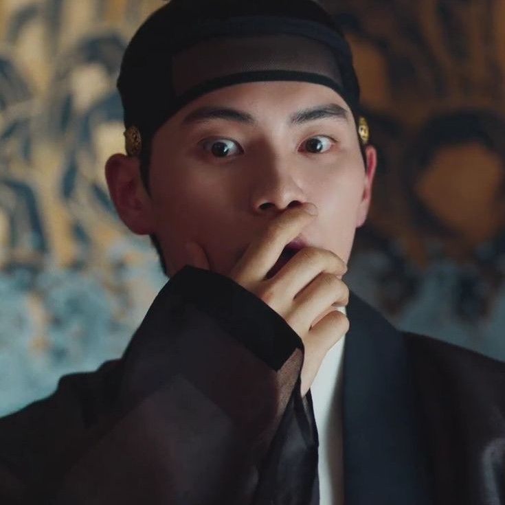 Behind-the-scenes cut of Lee Chaemin