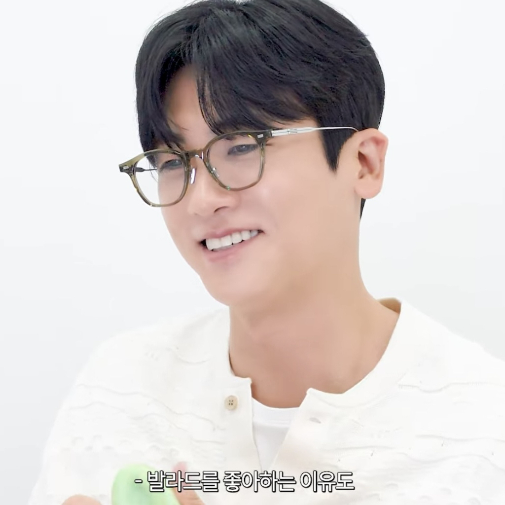 A moment captured by a fan of Park Hyungsik
