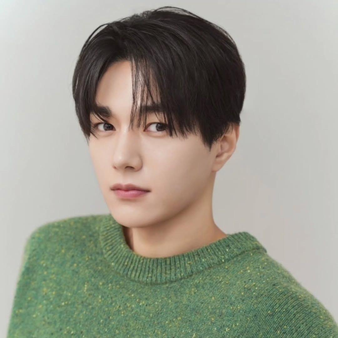 A moment captured by a fan of Kim Myungsoo (L)