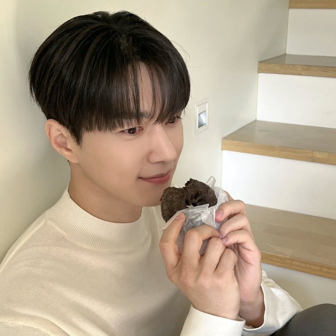 Behind-the-scenes cut of Kim Myungsoo (L)