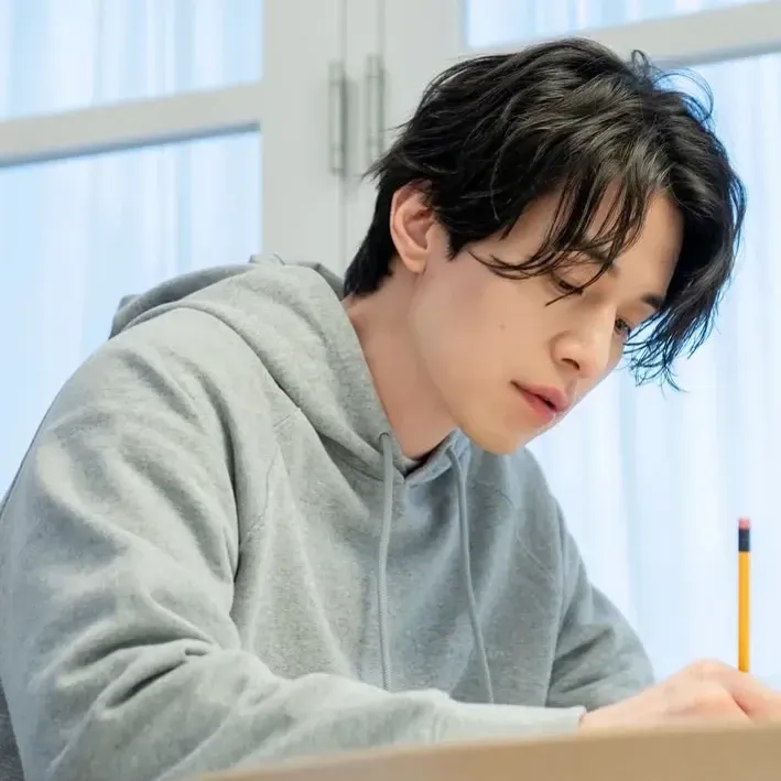 A moment captured by a fan of Lee Dongwook