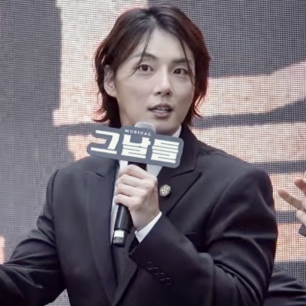 展现尹施允魅力的代表照片