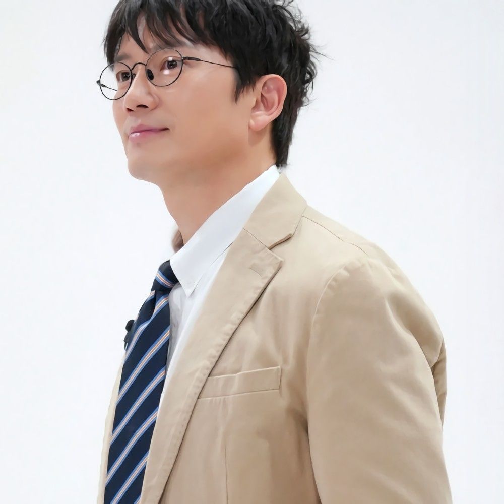 Behind-the-scenes cut of Ji Sung