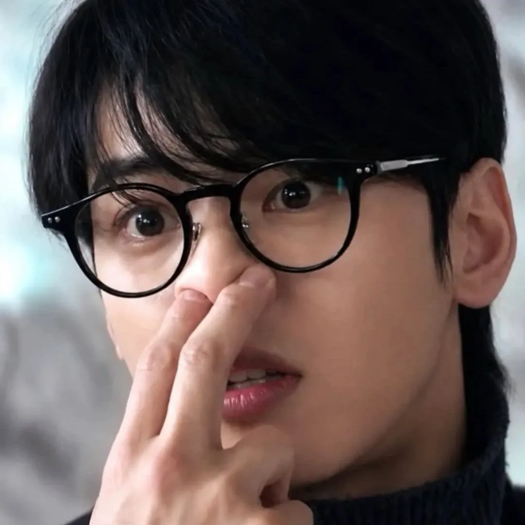 Behind-the-scenes cut of Cha Eunwoo