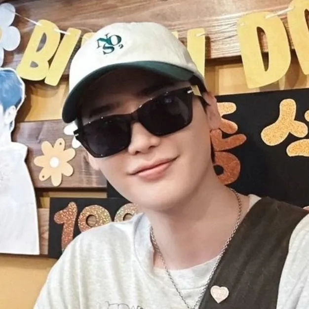 A moment captured by a fan of Lee Jongsuk