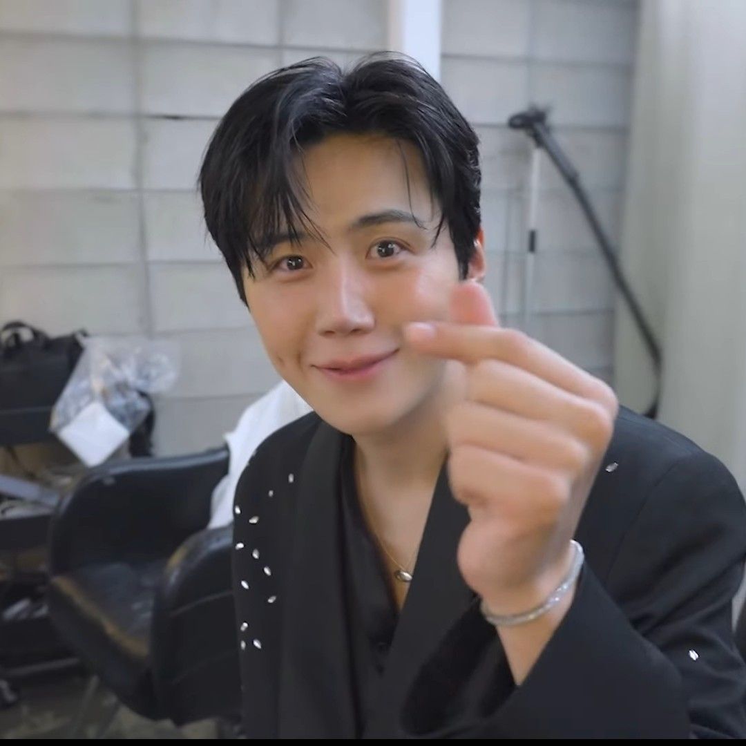 粉絲拍下的金宣虎瞬間