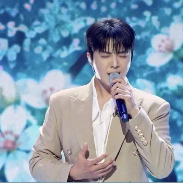 A moment captured by a fan of Hwang Yunsung
