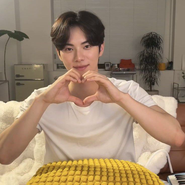 Latest photo of Lee Chaemin