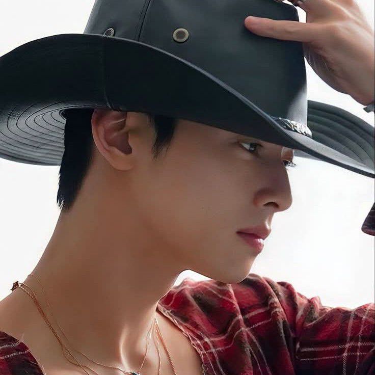 Behind-the-scenes cut of Cha Eunwoo