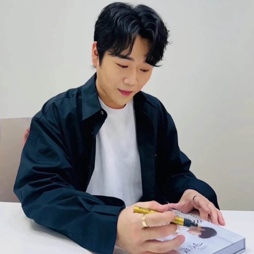 A moment captured by a fan of Hwang Youngwoong