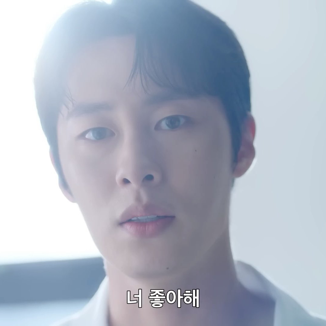 A moment captured by a fan of Lee Jaewook