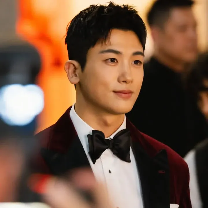 A moment captured by a fan of Park Hyungsik
