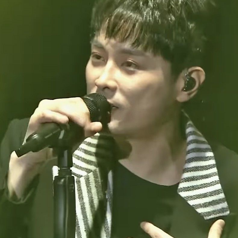 A moment captured by a fan of Min Kyunghoon