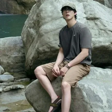 A moment captured by a fan of Park Bogum