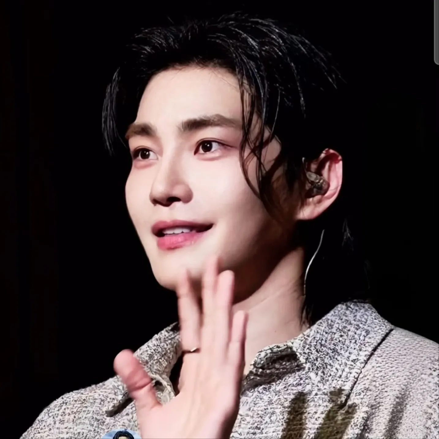 Behind-the-scenes cut of Kim Jaeyoung