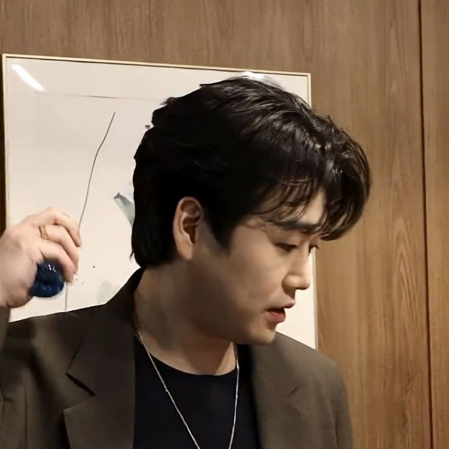 Behind-the-scenes cut of Hwang Youngwoong