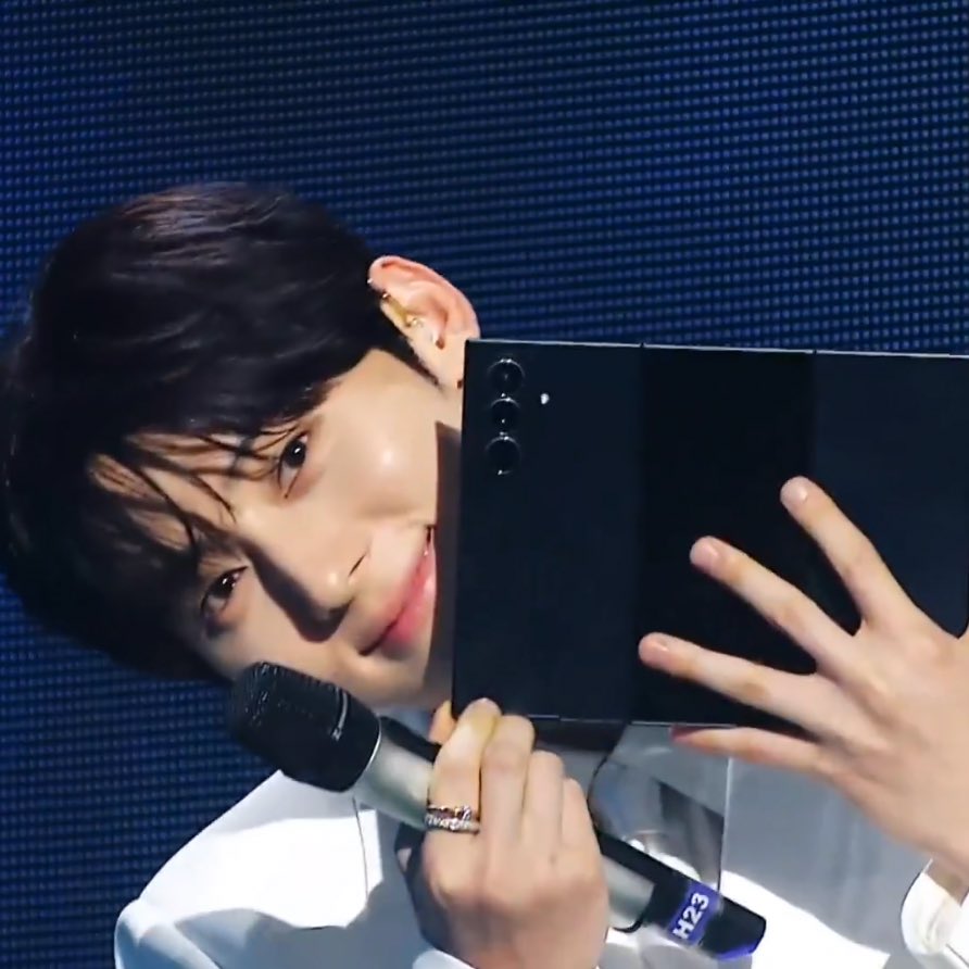 Behind-the-scenes cut of Hwang Minhyun