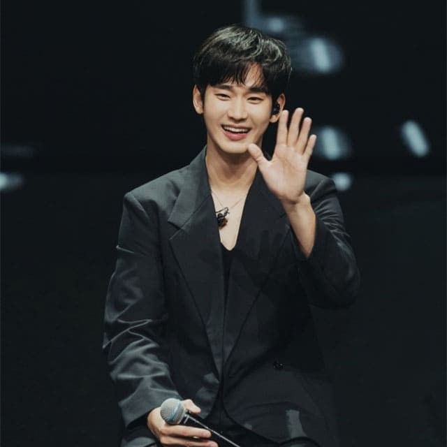 A moment captured by a fan of Kim Soohyun