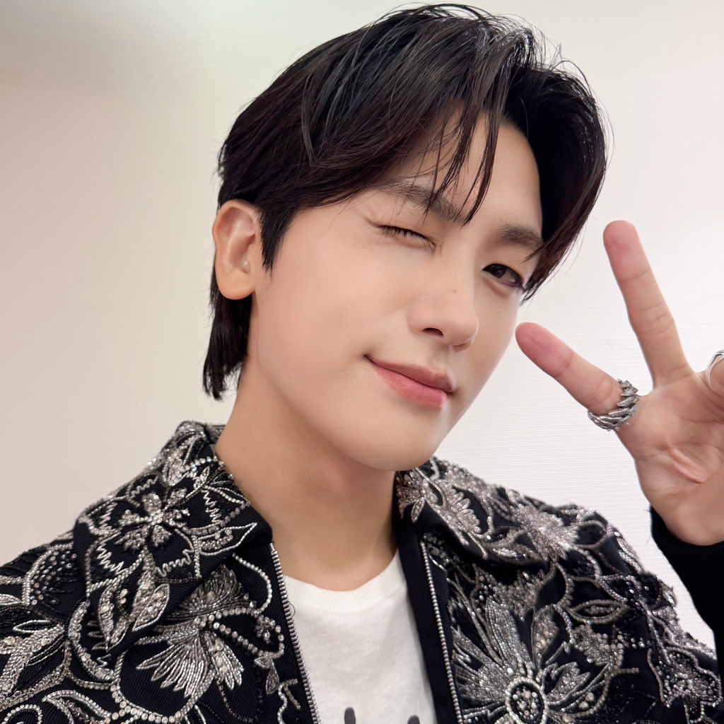 Behind-the-scenes cut of Park Hyungsik