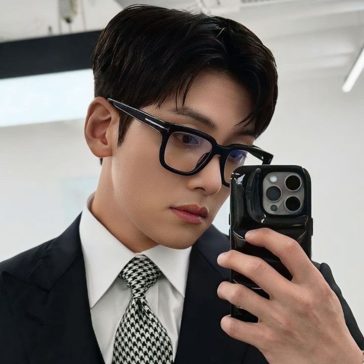 Behind-the-scenes cut of Ji Changwook