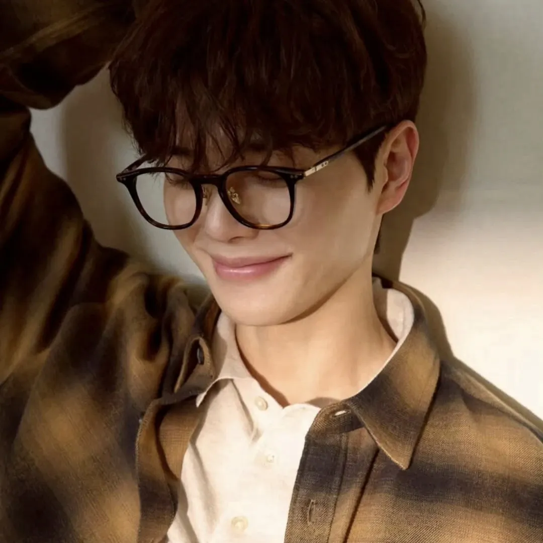 Latest photo of Song Kang