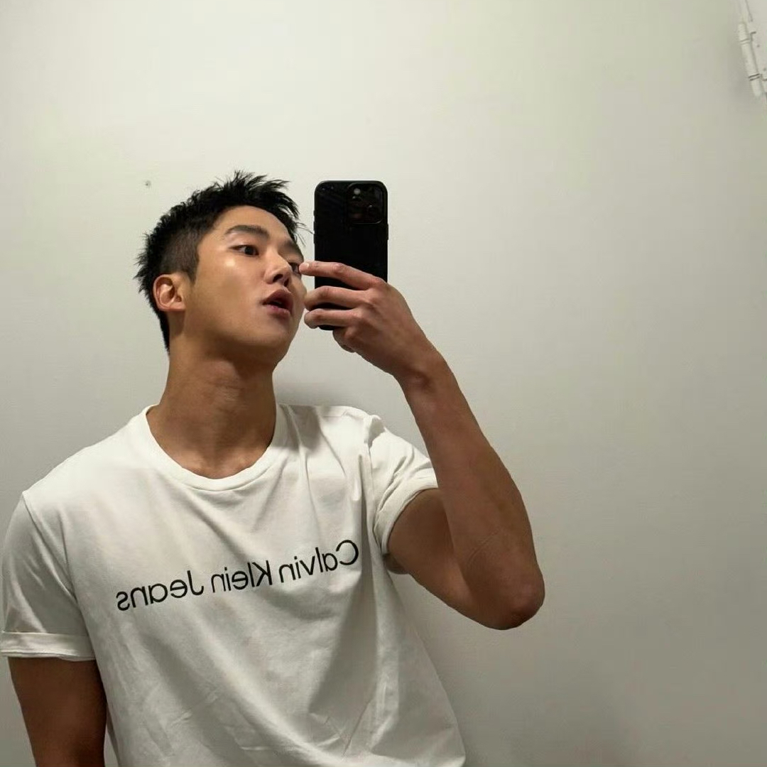 Foto kegiatan terbaru dari Rowoon