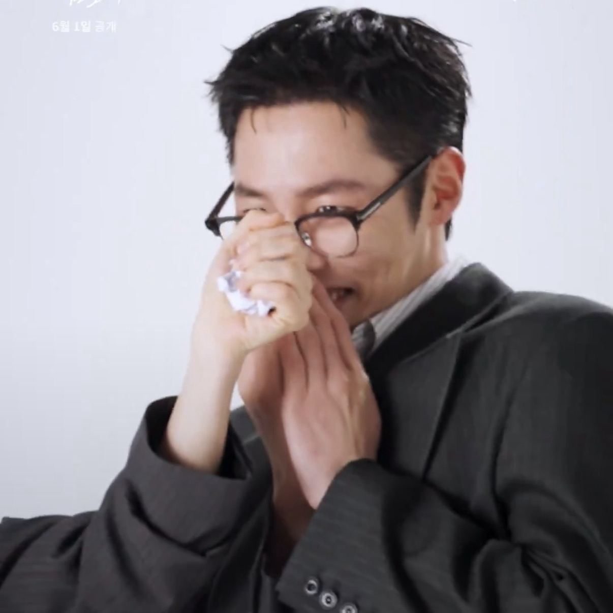 Behind-the-scenes cut of Lee Jaewook