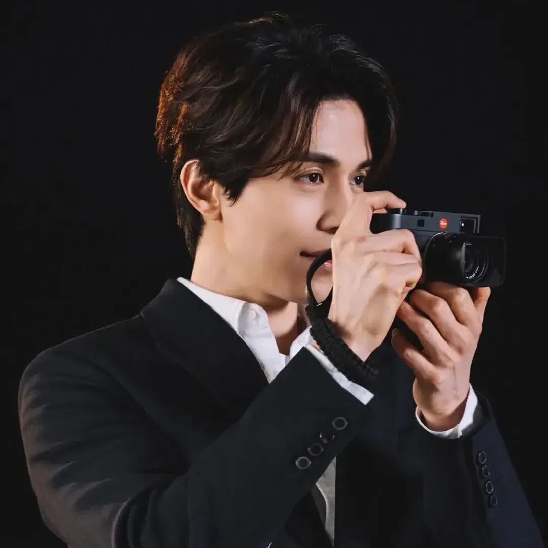 A moment captured by a fan of Lee Dongwook