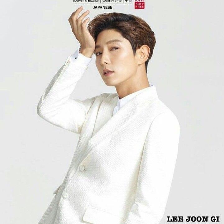 A moment captured by a fan of Lee Joongi