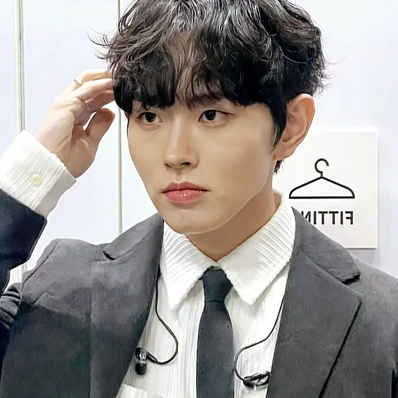 Behind-the-scenes cut of Lee Byeongchan