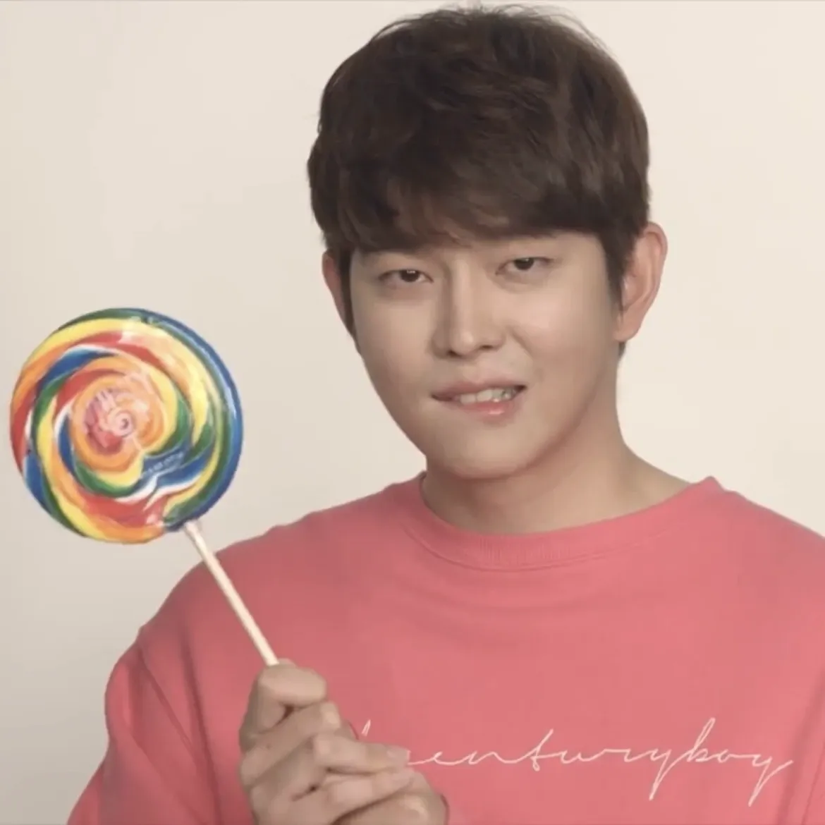 A moment captured by a fan of Yoon Kyunsang