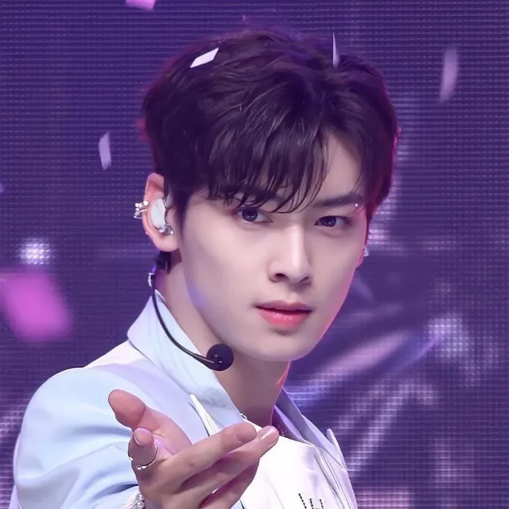 Behind-the-scenes cut of Cha Eunwoo