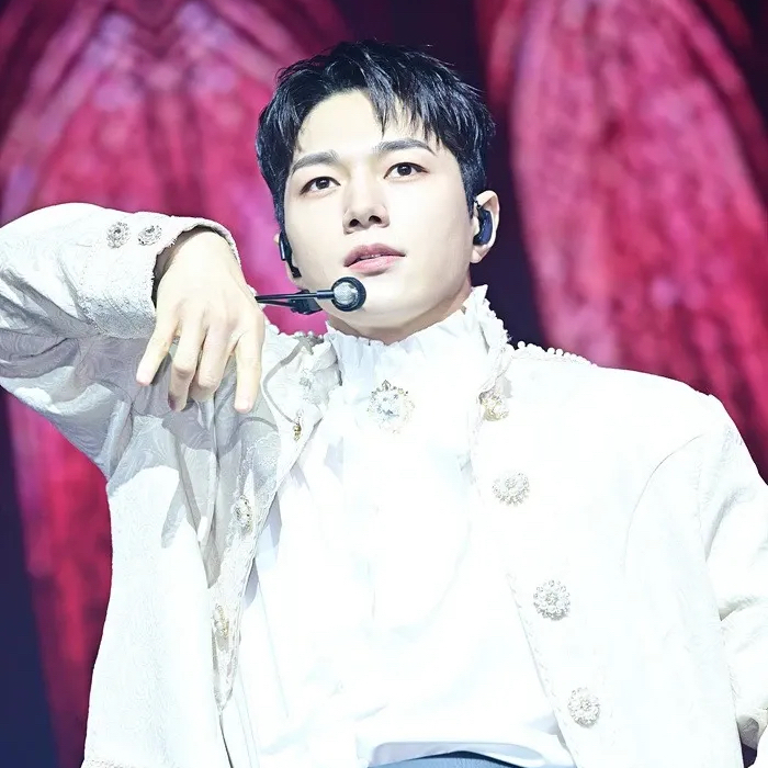 Recent activity shot of Kim Myungsoo (L)