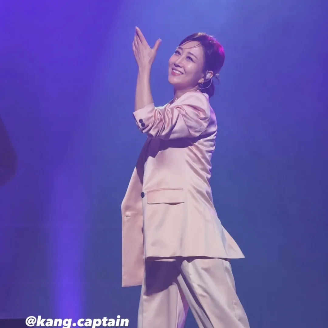 A moment captured by a fan of Jang Yoonjeong
