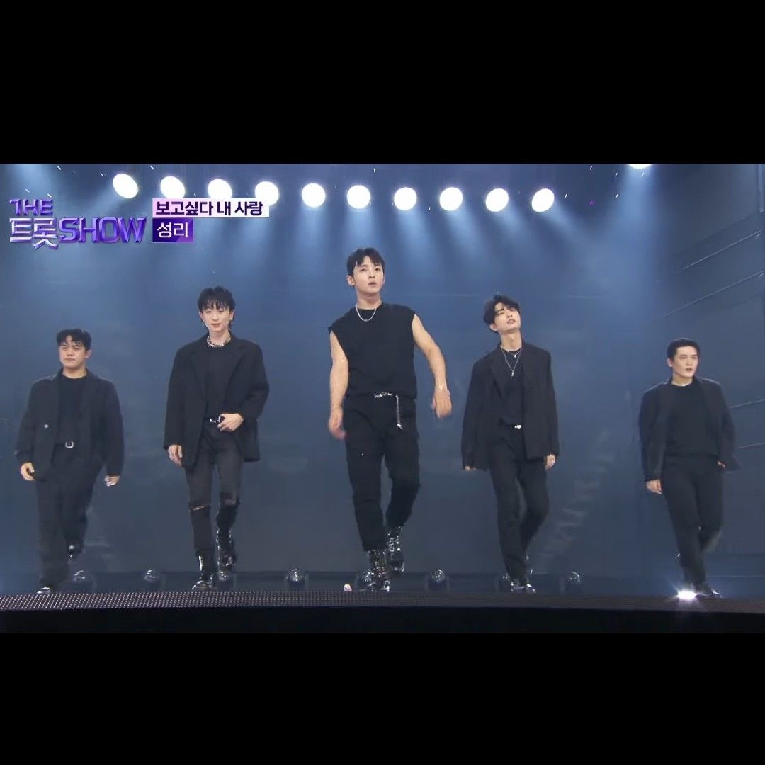 A moment captured by a fan of Seong Ri