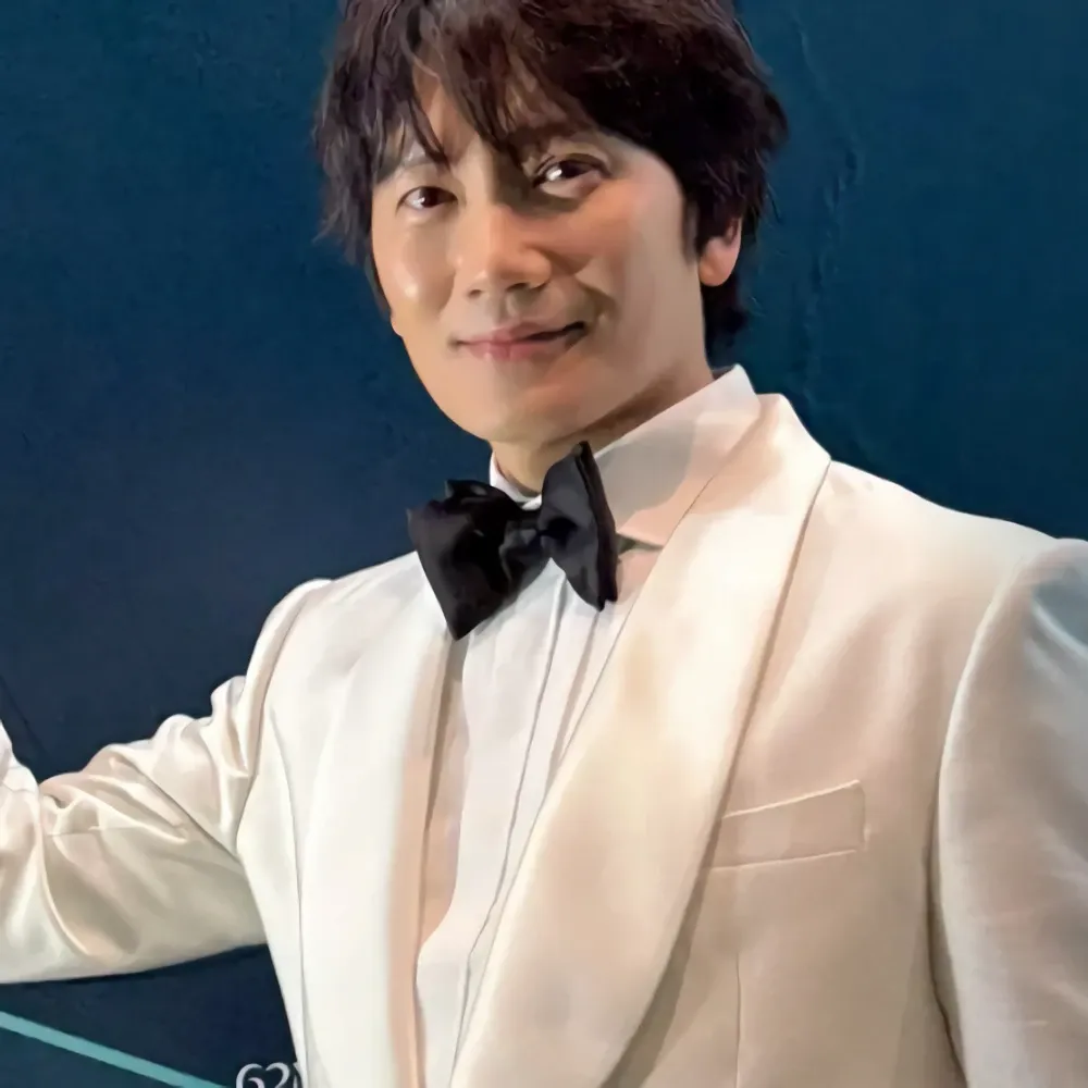 Behind-the-scenes cut of Ji Sung