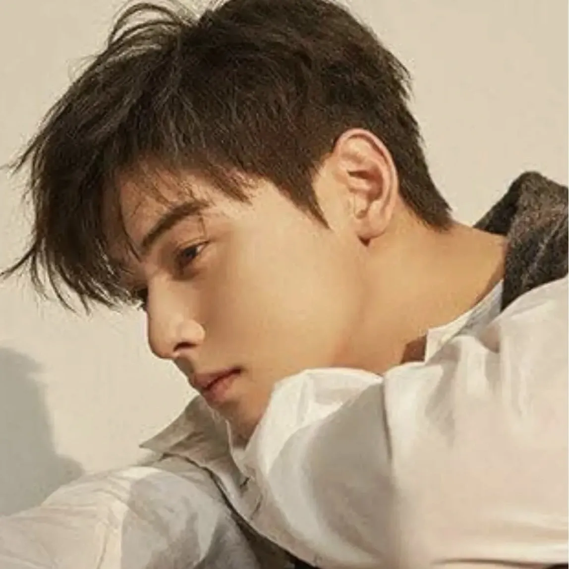 Behind-the-scenes cut of Cha Eunwoo