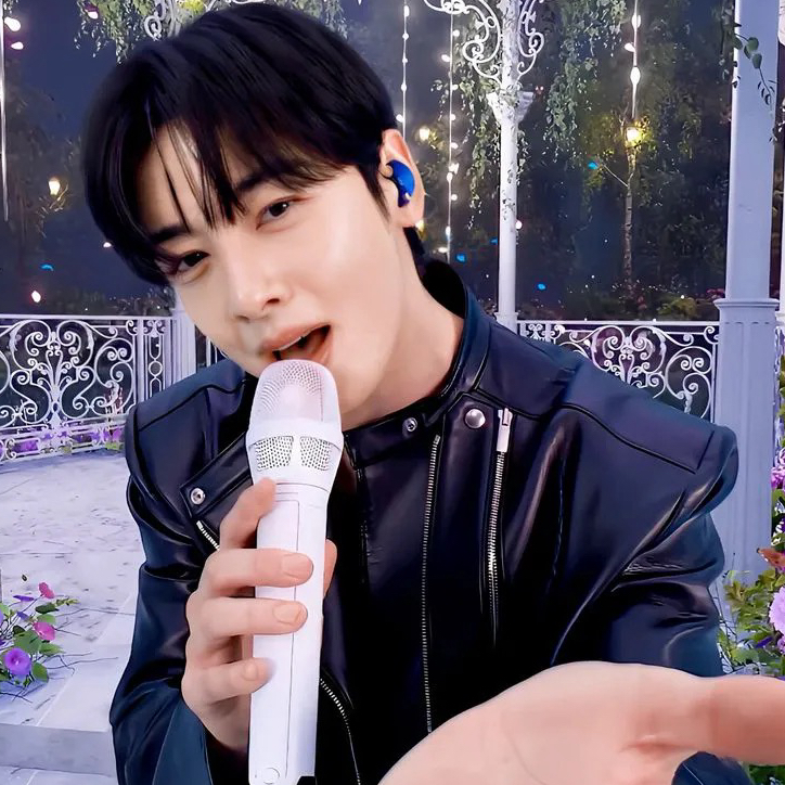 Recent activity shot of Cha Eunwoo