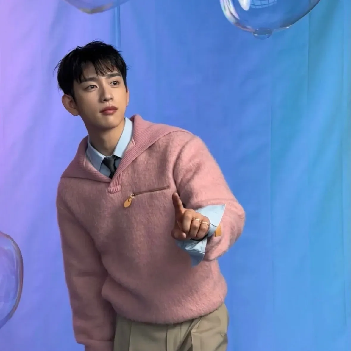 Cuplikan di balik layar dari Park Jinyoung