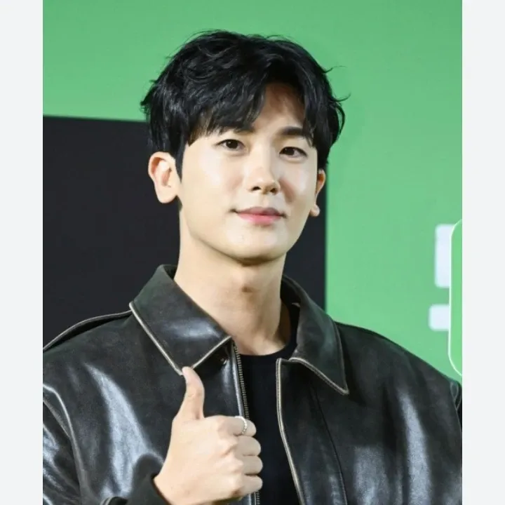 Latest photo of Park Hyungsik