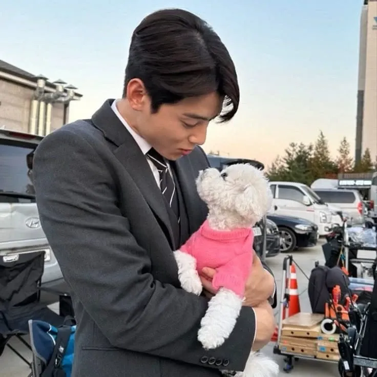 Behind-the-scenes cut of Cha Eunwoo