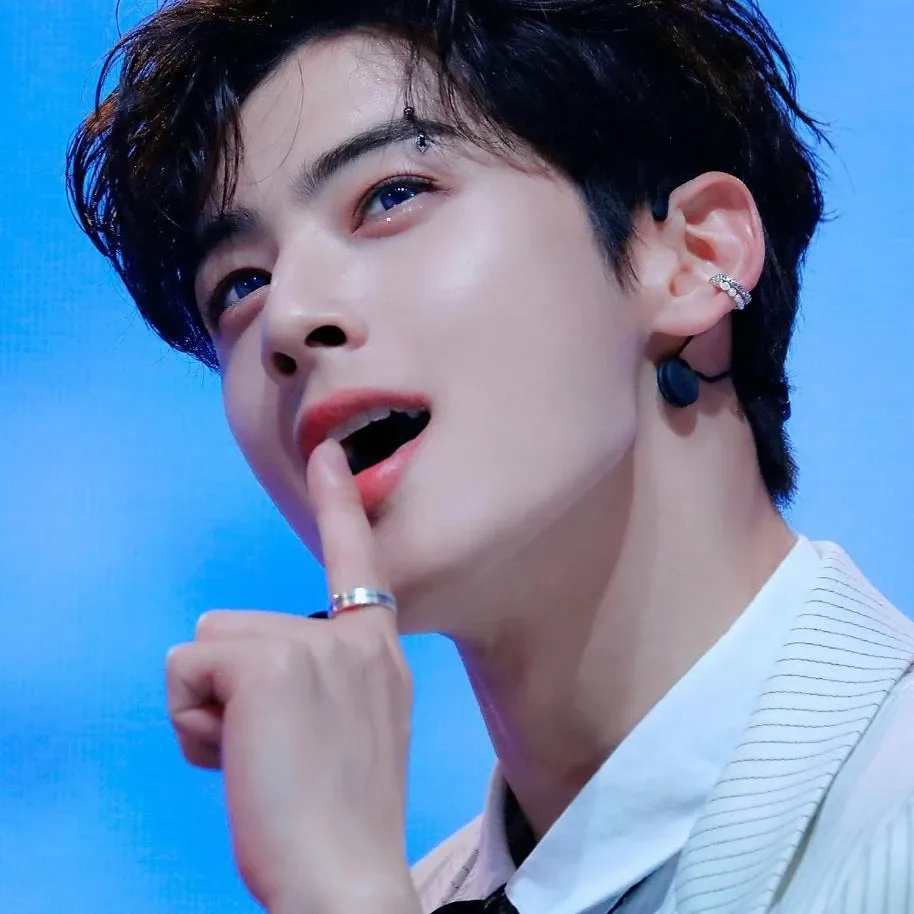 A moment captured by a fan of Cha Eunwoo