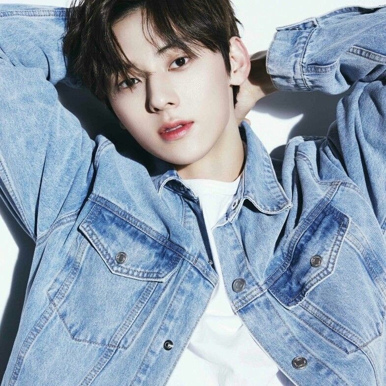 A moment captured by a fan of Hwang Minhyun