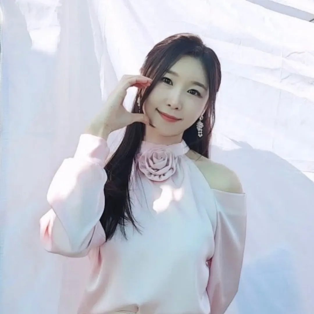 Behind-the-scenes cut of Lee Sona