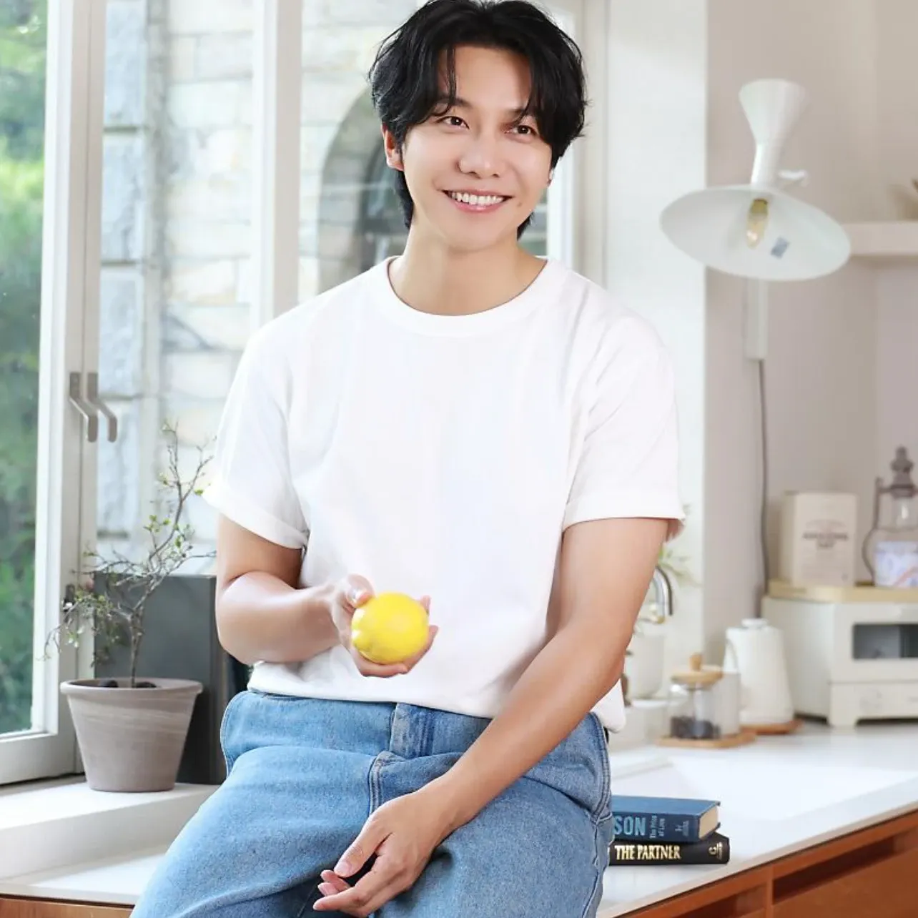 Recent activity shot of Lee Seunggi
