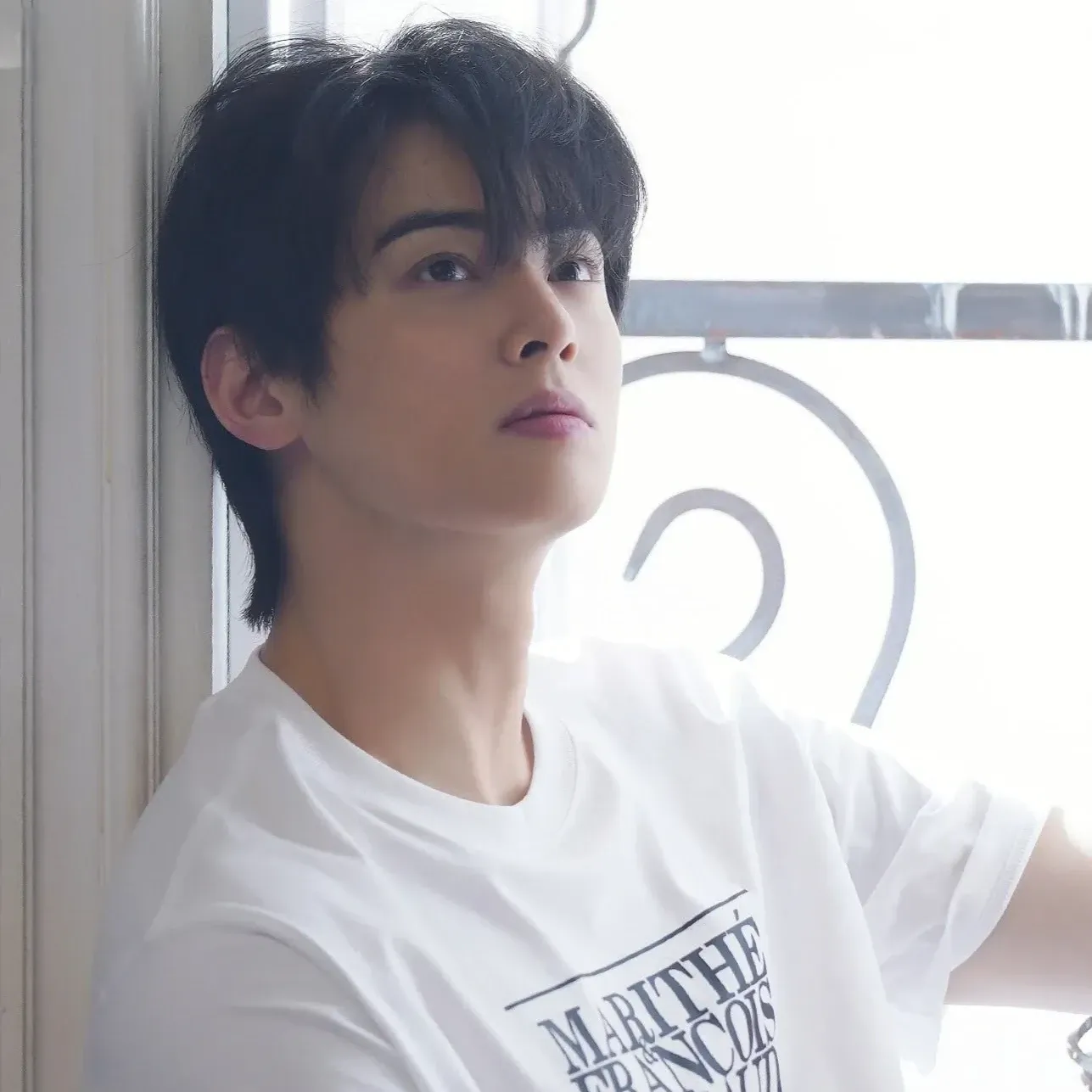 Behind-the-scenes cut of Cha Eunwoo