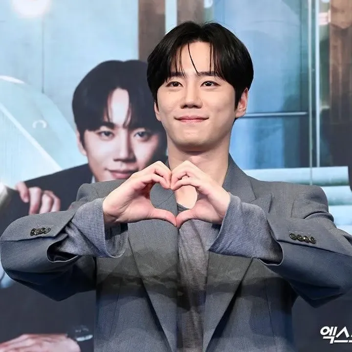 Behind-the-scenes cut of Lee Junyoung