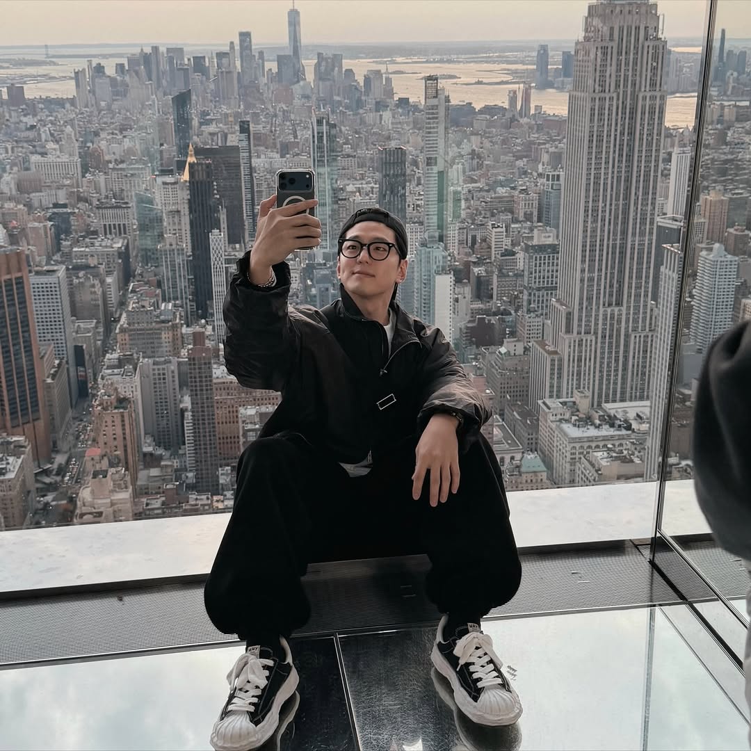 Behind-the-scenes cut of Kim Minkyu